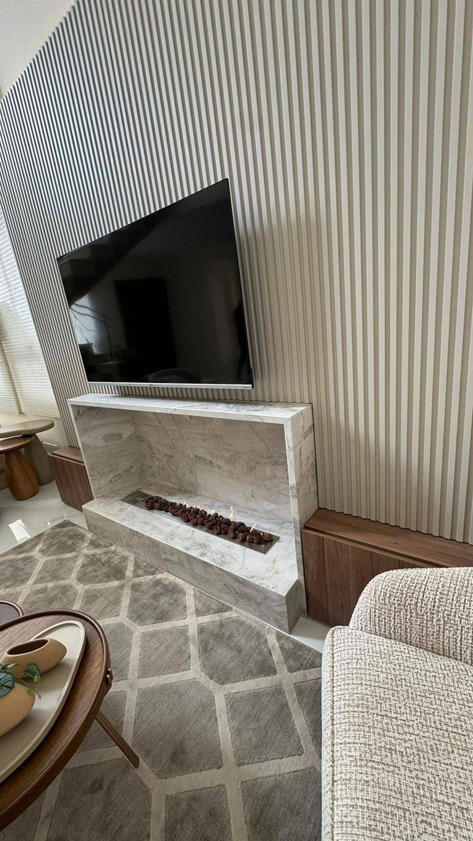 Lareira em mármore Branco Paraná com detalhes alinhados.